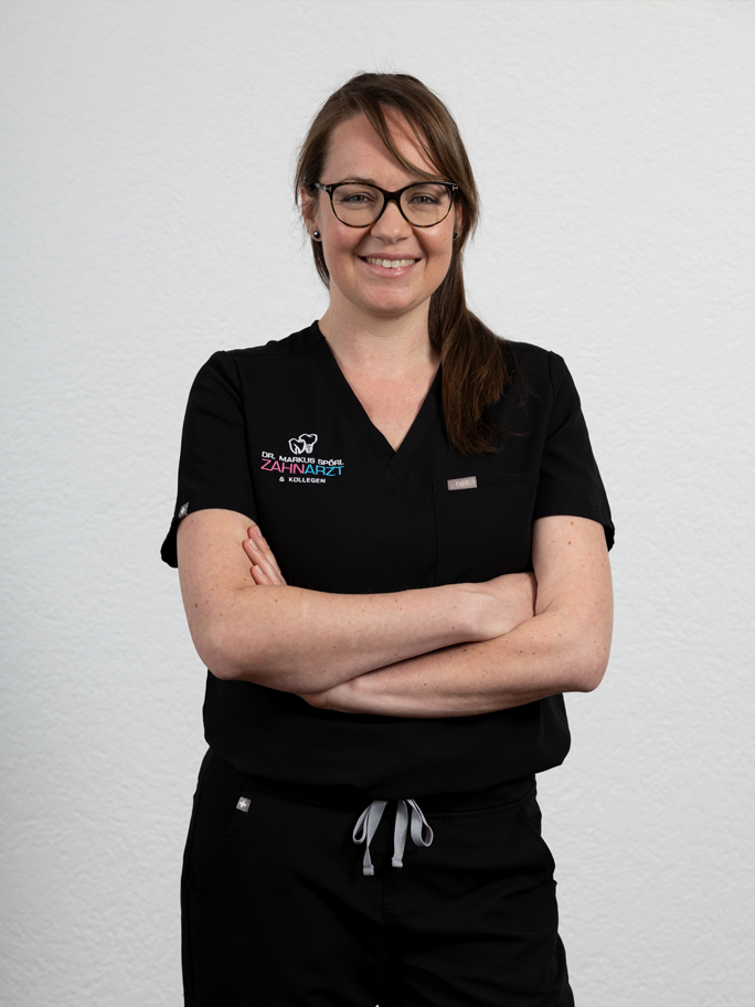CMD Spezialistin Anne Quednau.jpg Unsere CMD-Spezialistin Anne – mit geschultem Blick auf das komplexe Zusammenspiel von Kiefergelenken, Muskulatur und Biss. 🦷