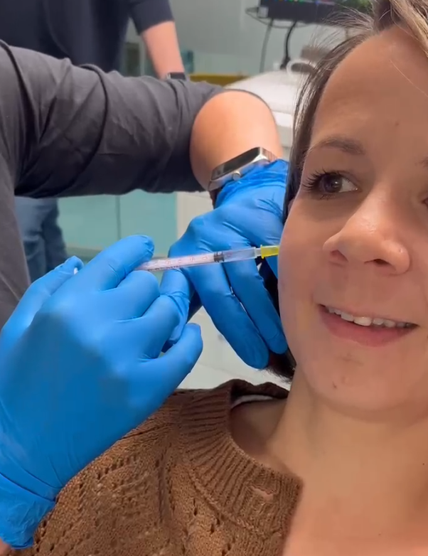 Entspannung druch Botulinumtoxin Gezielt und präzise: Botulinumtoxin-Behandlung bei unserer ZFA Andrea – zur Entspannung überaktiver Kaumuskulatur und funktionellen Entlastung des Kausystems. 💉🦷